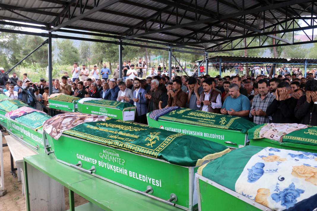 Gaziantep’ten yürek yakan fotoğraf! Yan yana toprağa verildiler 28